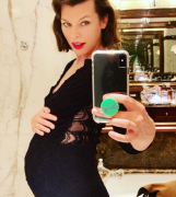 生化危机女主米拉乔沃维奇怀三胎，宝宝是个小公主！